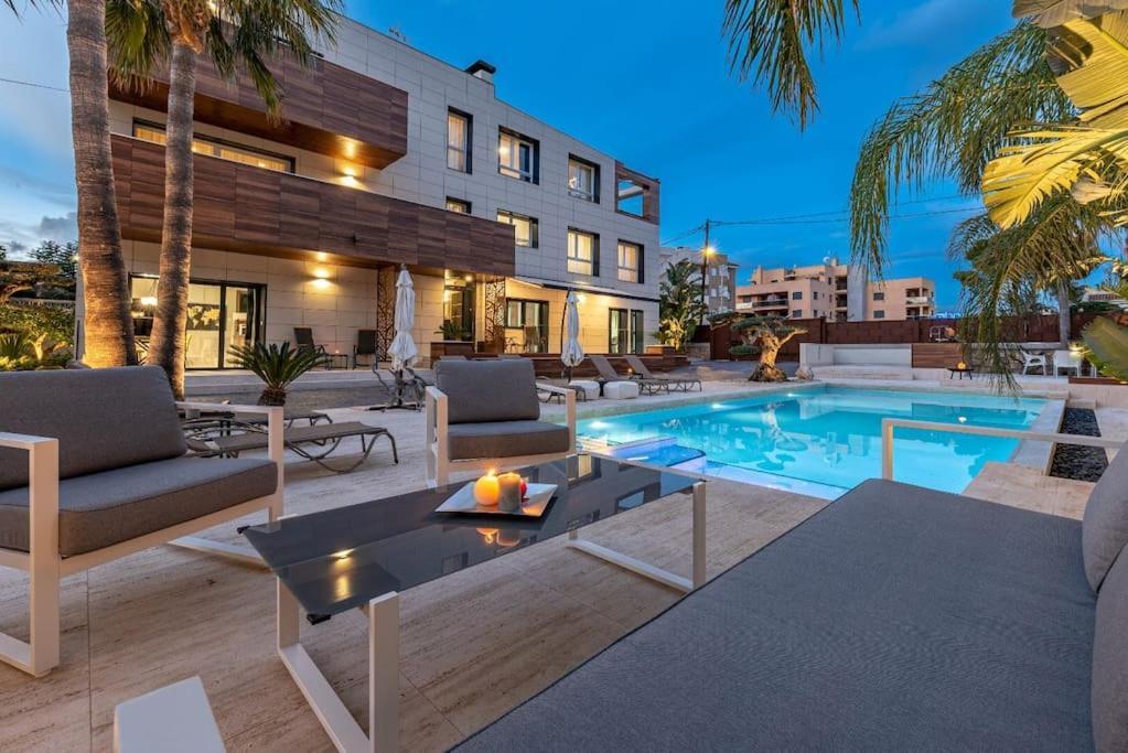 5 Stelle Piscina, Jacuzzi, Wifi - 2 Min Dal Mare Apartment Miami Playa Bagian luar foto
