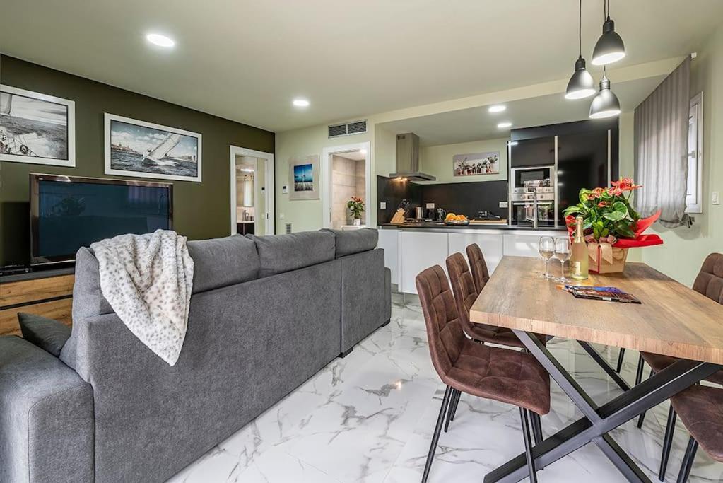 5 Stelle Piscina, Jacuzzi, Wifi - 2 Min Dal Mare Apartment Miami Playa Bagian luar foto
