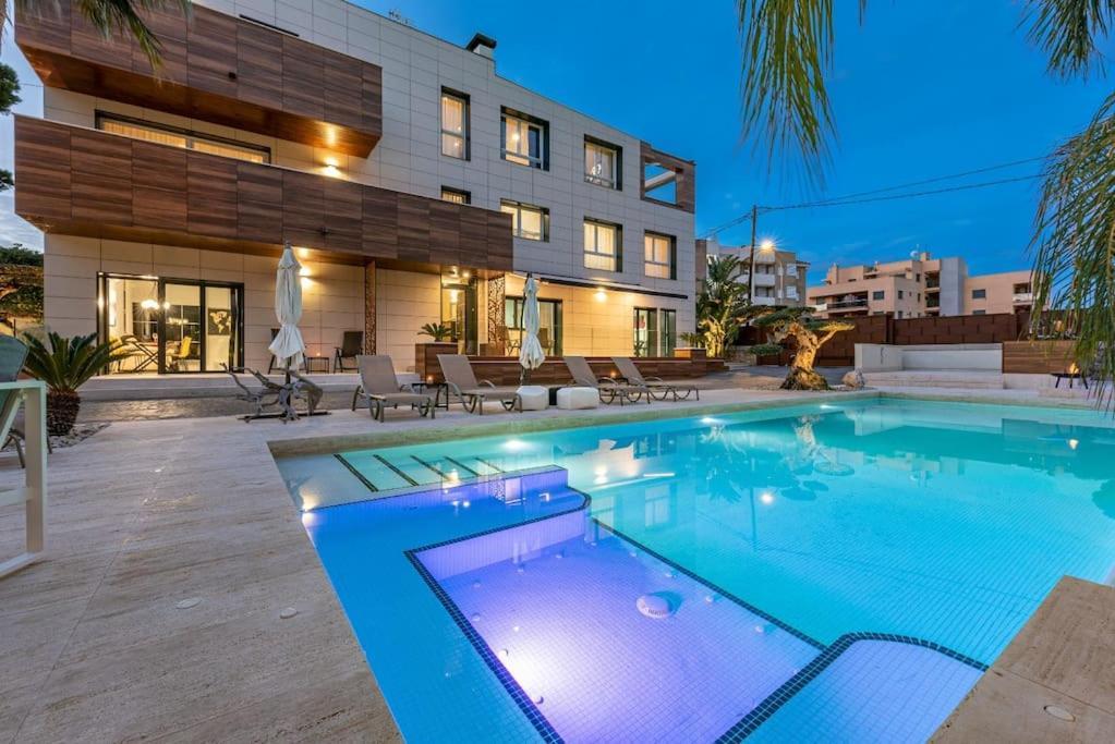 5 Stelle Piscina, Jacuzzi, Wifi - 2 Min Dal Mare Apartment Miami Playa Bagian luar foto